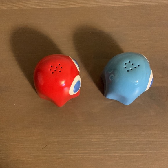 Paladone Pac-Man Salt and Pepper Shakers - Picture 6 of 7